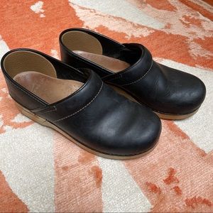 Dansko Professional Clogs size 39. Black with faux wood soles